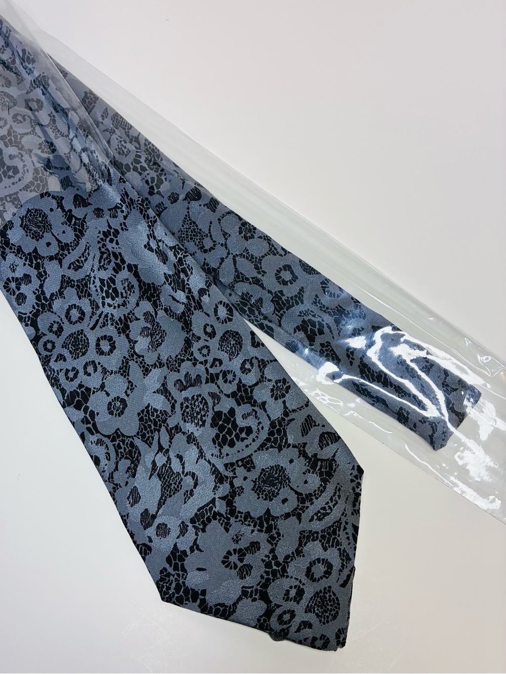 Buccelli Vintage Silk Tie NWOT Gray Black Floral Lace Pattern Made in Italy 57”
